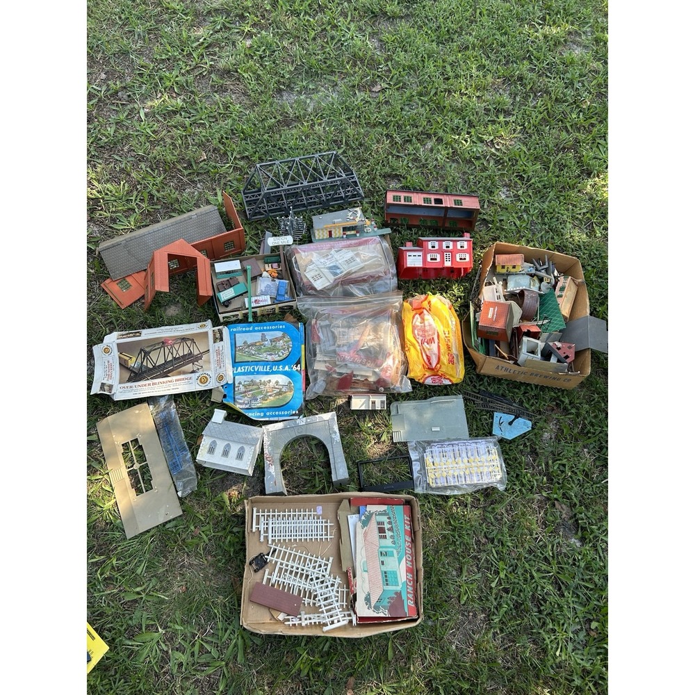 Vintage HO Scale Model Buildings Bridges Lot Plasticville Lionel Bachmann Etc